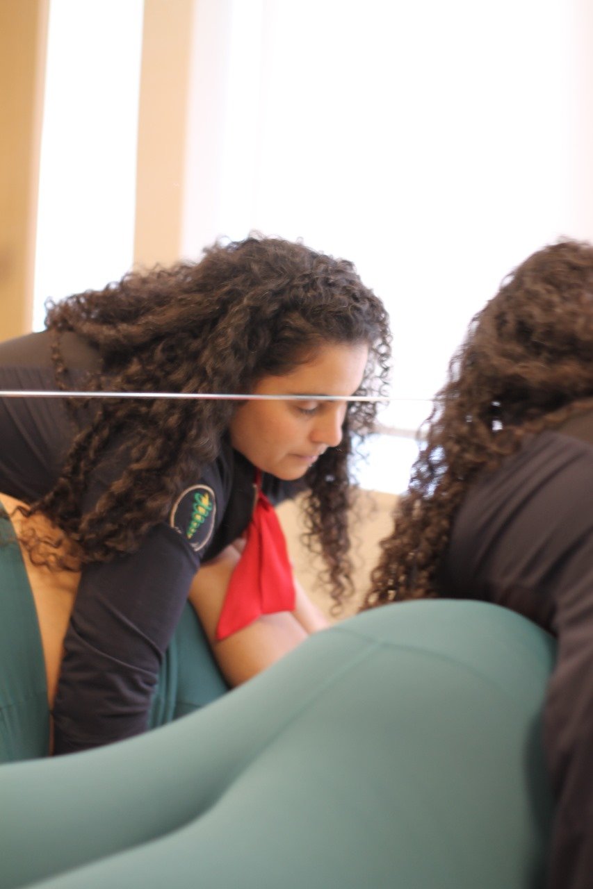 Tecnica de fisioterapia osteopatica em mulher